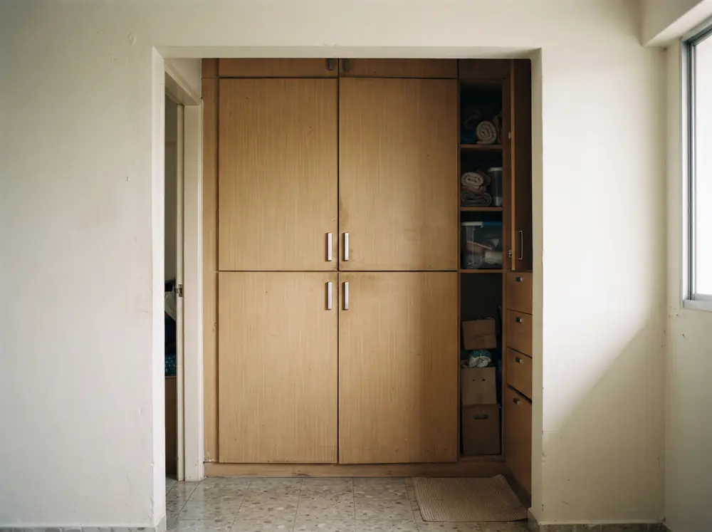 A full height storage carcass built into an alcove