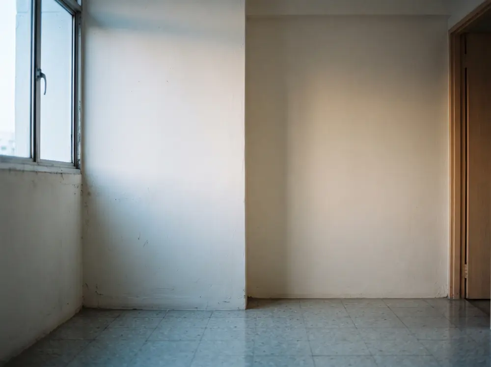 Warm and cool light across a bare wall, the cheapest of HDB renovation ideas